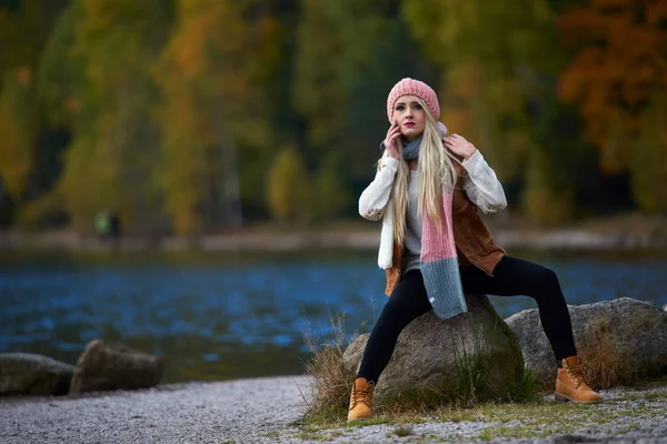 Mladá Krásná Žena Venkovní Podzim Sedí Jezera — Stock fotografie