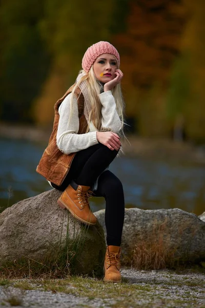 Молодая Красивая Женщина Открытым Небом Сидящая Осенью Озера — стоковое фото