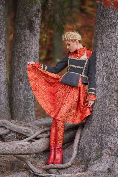 Mulher Loira Elegante Bonita Floresta Outono — Fotografia de Stock