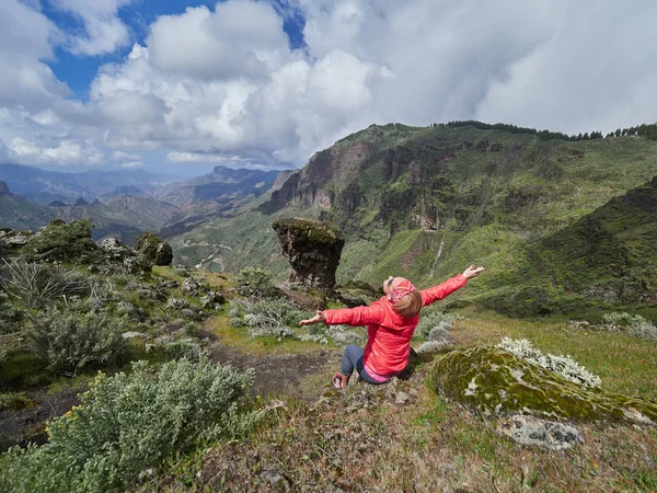 Jeune Touriste Debout Bord Une Falaise Admirant Paysage Gran Canaria — Photo