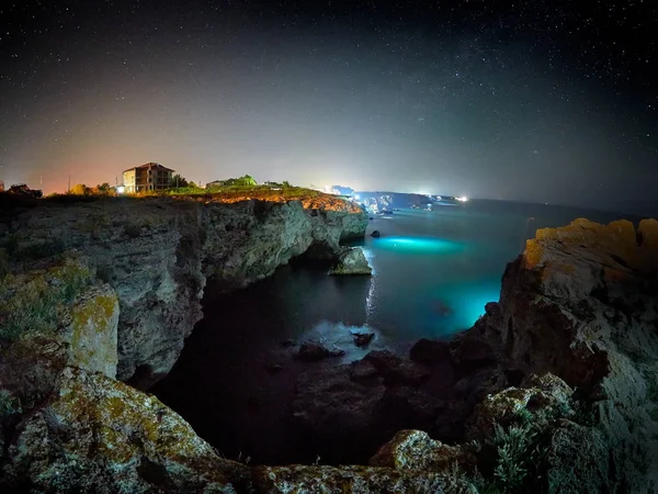 Ohromující Obraz Živé Mléčné Dráhy Nad Skalnatými Útesy Moře Noční — Stock fotografie