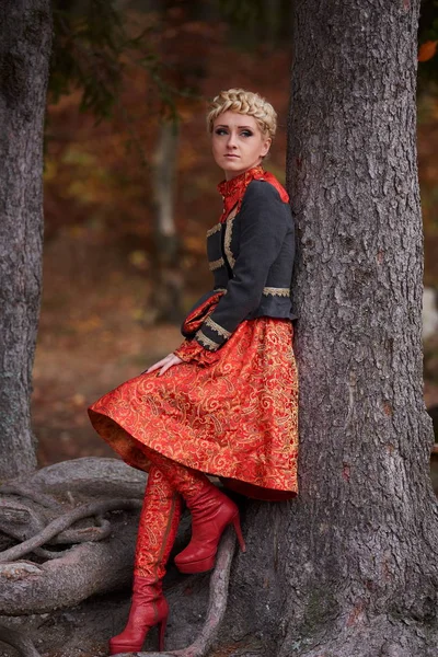 Schöne Elegante Blonde Frau Herbstlichen Wald — Stockfoto