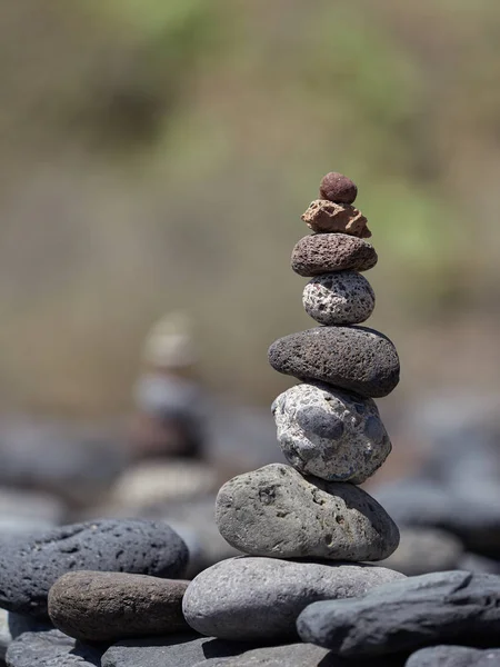 ビーチ 幸運と繁栄のための古代の儀式の石のスタック — ストック写真