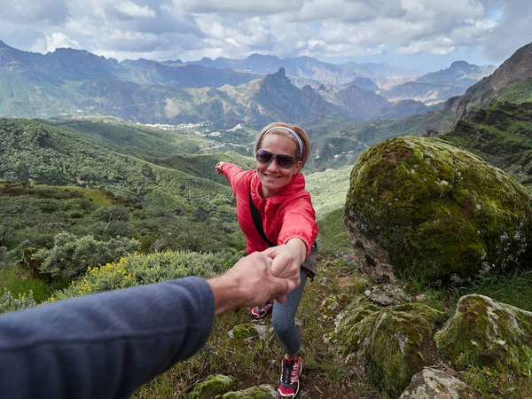 Joven Turista Zona Alpina Verano Hombre Ayudándola Escalar — Foto de Stock