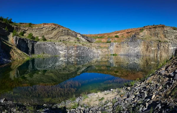 反映罗马尼亚拉科斯镇火山火山口的湖 — 图库照片