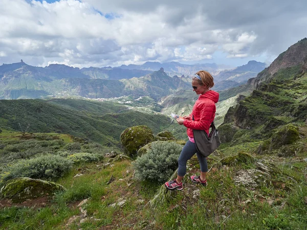 Young Woman Tourist Sitting Cliff Edge Admiring Landscape Gran Canaria — Stock Photo, Image