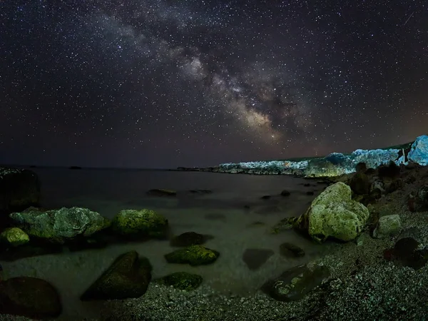 Prachtige Levendige Melkweg Beeld Rotswanden Zee Nacht Landschap — Stockfoto