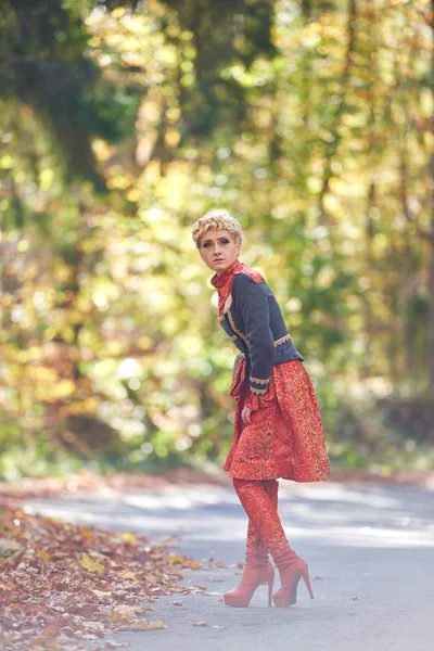 Hermosa Mujer Rubia Elegante Bosque Otoño — Foto de Stock