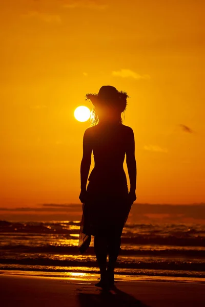 Jonge Vrouw Silhouet Het Strand Zomer Zonsondergang Licht — Stockfoto