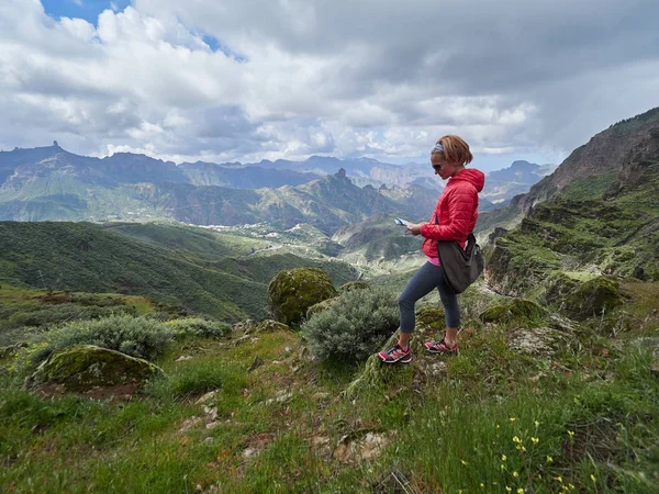 Junge Touristin Sitzt Rand Der Klippe Und Bewundert Landschaft Gran — Stockfoto