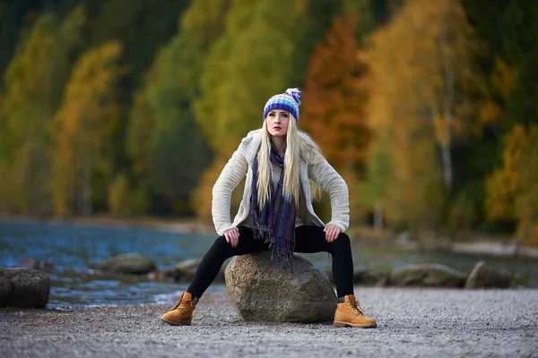 Joven Bonita Mujer Aire Libre Otoño Sentado Junto Lago — Foto de Stock