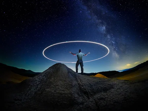 Hombre Pie Sobre Volcanes Fangosos Bajo Impresionante Cielo Nocturno Condado — Foto de Stock