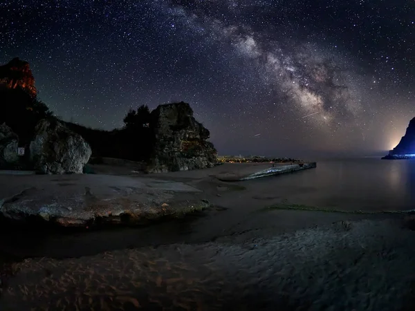 Impresionante Vibrante Vía Láctea Imagen Sobre Acantilados Rocosos Mar Paisaje —  Fotos de Stock
