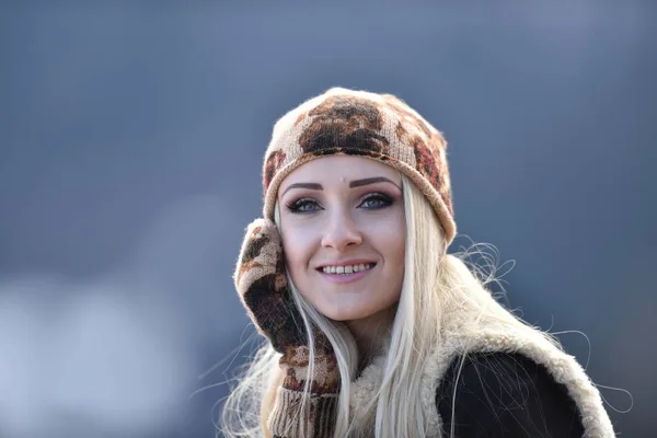 Jonge Mooie Vrouw Portret Buiten Winter — Stockfoto