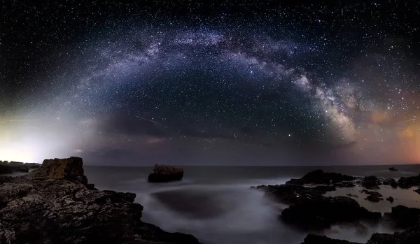 Impresionante Vibrante Vía Láctea Imagen Sobre Acantilados Rocosos Mar Paisaje —  Fotos de Stock