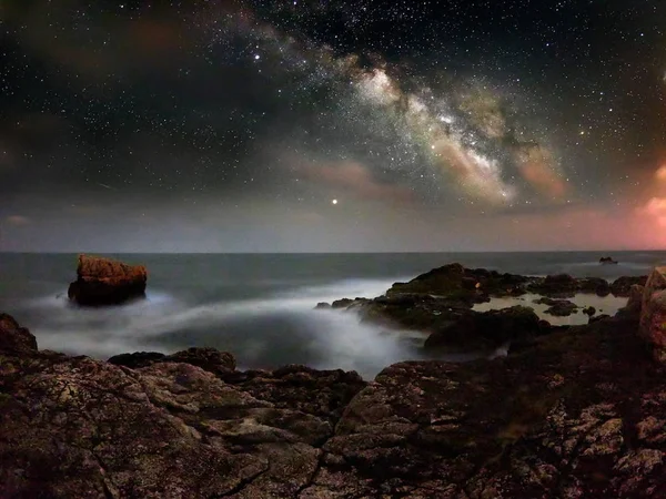 Impresionante Vibrante Vía Láctea Imagen Sobre Acantilados Rocosos Mar Paisaje —  Fotos de Stock