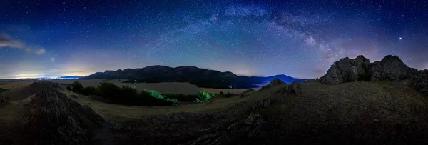 Paisaje Nocturno Con Vía Láctea Sobre Viejas Montañas Dobrogea Rumania —  Fotos de Stock