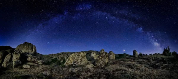Paisaje Nocturno Con Vía Láctea Sobre Viejas Montañas Dobrogea Rumania — Foto de Stock