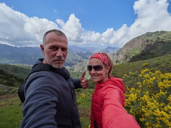 Randonneurs Couple Randonnée Dans Les Montagnes Paysage Gran Canaria Espagne — Photo