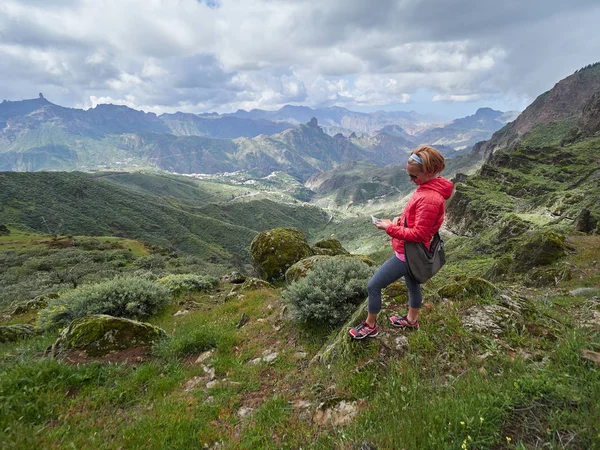 Ung Kvinna Turist Sitter Cliff Edge Beundra Landskapet Gran Canaria — Stockfoto