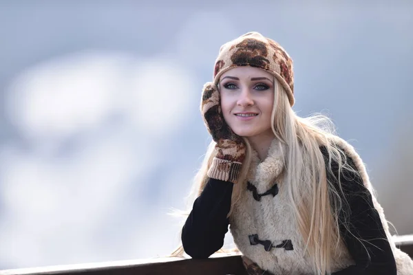 Jonge Mooie Vrouw Portret Buiten Winter — Stockfoto