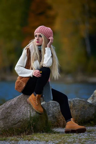 Młoda Ładna Kobieta Odkryty Jesienią Siedzi Nad Jeziorem — Zdjęcie stockowe