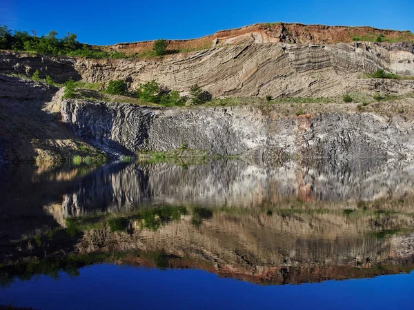 Meer Met Weerspiegeling Van Oude Vulkaankrater Racos Stad Roemenië — Stockfoto