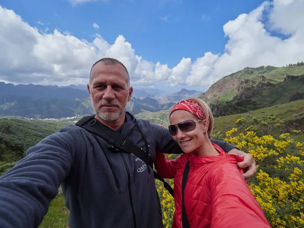 Excursionistas Pareja Senderismo Montañas Paisaje Gran Canaria España —  Fotos de Stock