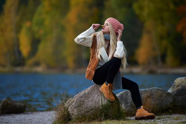 Joven Bonita Mujer Aire Libre Otoño Sentado Junto Lago — Foto de Stock