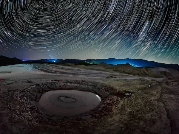 Noční Obloha Startrails Nad Sopky Buzau County Rumunsko — Stock fotografie