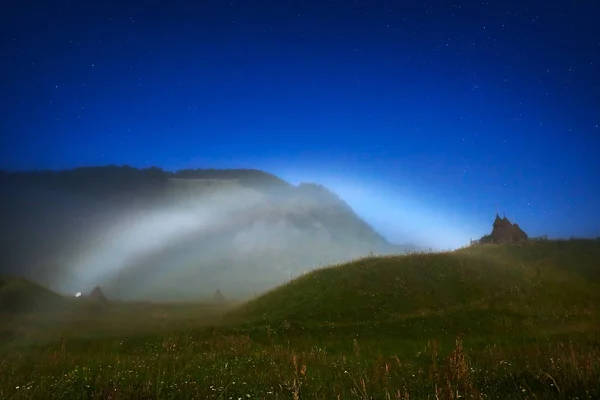 夜晚山上的彩虹 — 图库照片