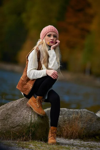 Jovem Mulher Bonita Livre Outono Sentado Junto Lago — Fotografia de Stock