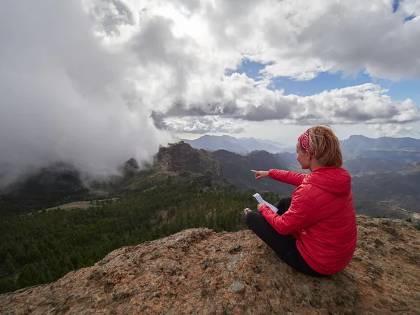 Joven Turista Sentada Mapa Consultoría Acantilados Gran Canaria España — Foto de Stock