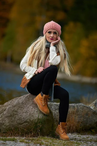 Młoda Ładna Kobieta Odkryty Jesienią Siedzi Nad Jeziorem — Zdjęcie stockowe