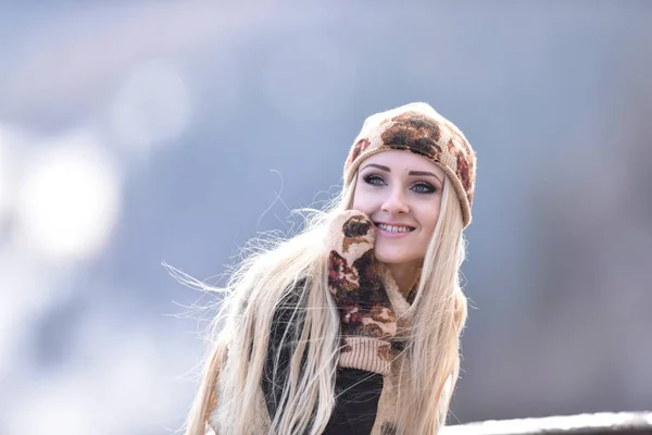 Unga Vackra Kvinnan Stående Utomhus Vintern — Stockfoto