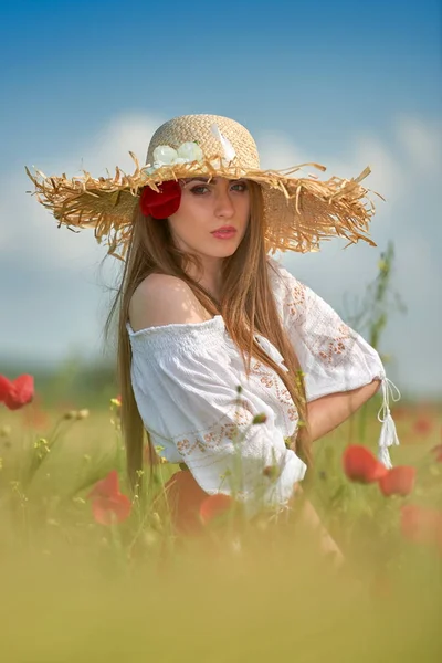 Junge Schöne Frau Auf Einem Getreidefeld Mit Mohn Einem Sonnigen — Stockfoto