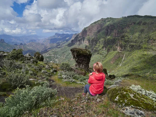 Ung Kvinna Turist Står Cliff Edge Beundra Landskapet Gran Canaria — Stockfoto