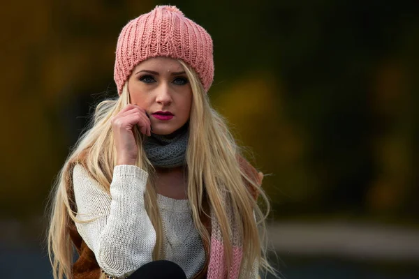 Giovane Bella Donna All Aperto Autunno Seduta Vicino Lago — Foto Stock