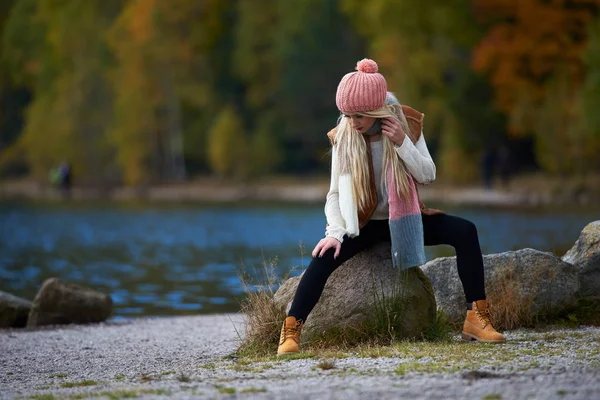 Joven Bonita Mujer Aire Libre Otoño Sentado Junto Lago —  Fotos de Stock