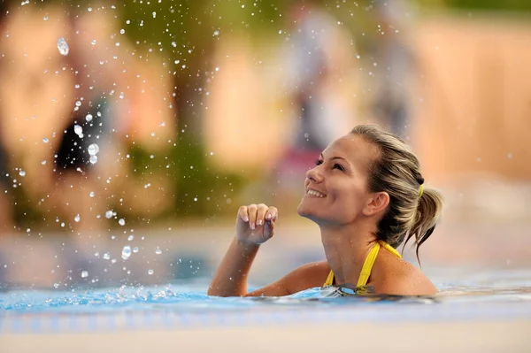 Young Woman Swimming Pool Warm Summer Day — Stock Photo, Image