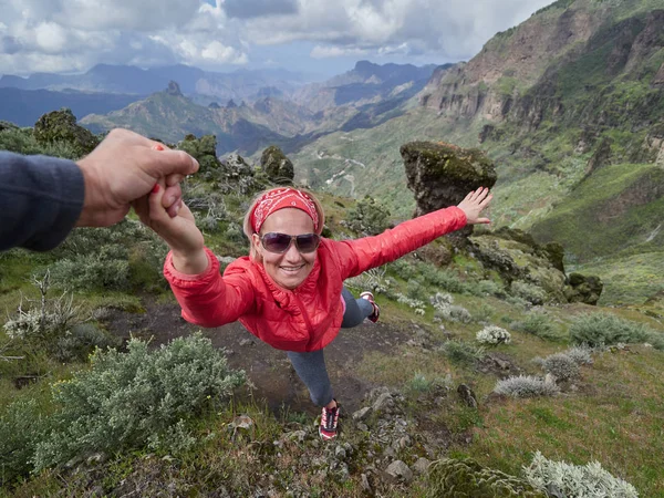 Ung Kvinna Turist Alpina Zonen Sommaren Man Hjälper Henne Att — Stockfoto