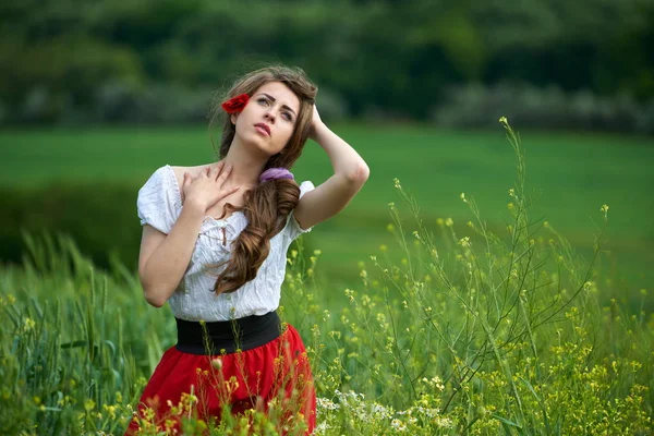 Joven Hermosa Mujer Campo Cereales Con Amapolas Verano Día Soleado —  Fotos de Stock