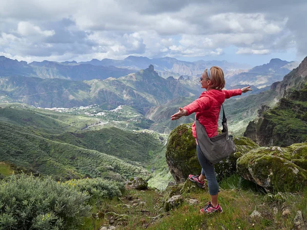 Ung Kvinna Turist Står Cliff Edge Beundra Landskapet Gran Canaria — Stockfoto