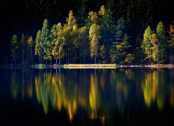 Paisaje Otoñal Las Montañas Con Árboles Reflejándose Agua Lago Santa —  Fotos de Stock