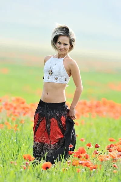 Junge Schöne Frau Auf Getreidefeld Mit Blühenden Mohnblumen — Stockfoto