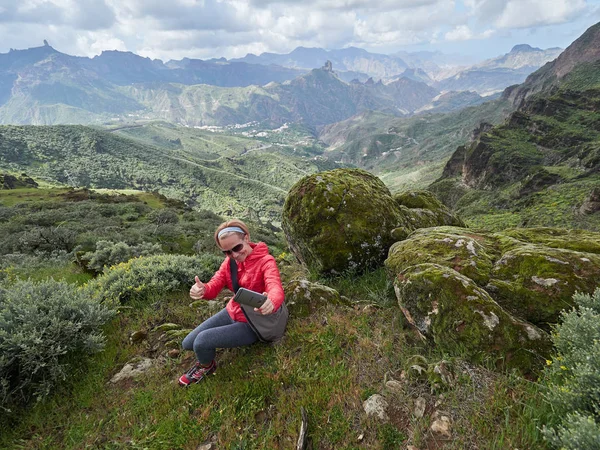 Junge Touristin Mit Rucksack Sitzt Auf Klippe Und Fotografiert — Stockfoto