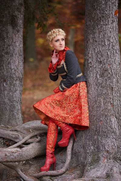 Sonbahar Ormandaki Güzel Zarif Bir Sarışın Kadın — Stok fotoğraf