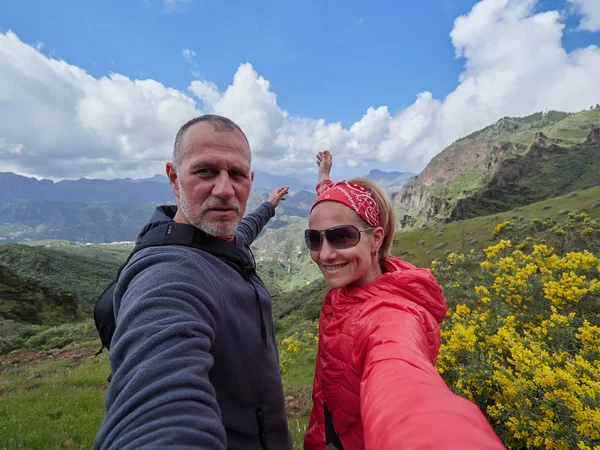 Randonneurs Couple Randonnée Dans Les Montagnes Paysage Gran Canaria Espagne — Photo