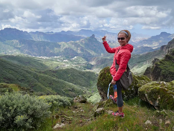 Joven Turista Pie Borde Del Acantilado Admirando Paisaje Gran Canaria — Foto de Stock