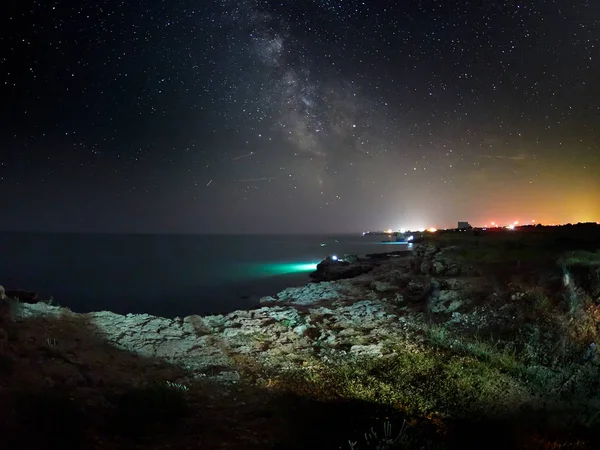 Потрясающее Яркое Изображение Млечного Пути Над Скалистыми Скалами Морем Ночной — стоковое фото